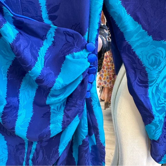 Vintage Flora Kung blue silk wrap dress - Picture 6 of 8